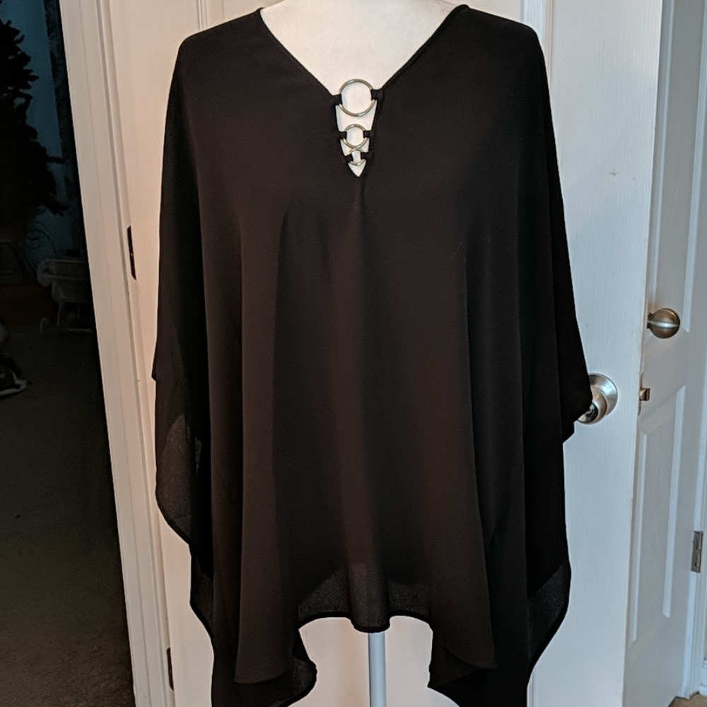 Michael kors black flowy top w/ three ring detai
